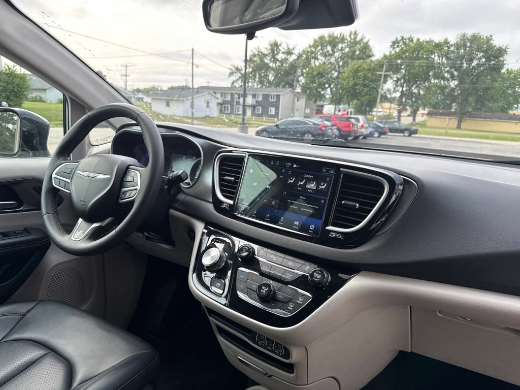 Used 2024 Chrysler Pacifica Touring-L FWD image 31
