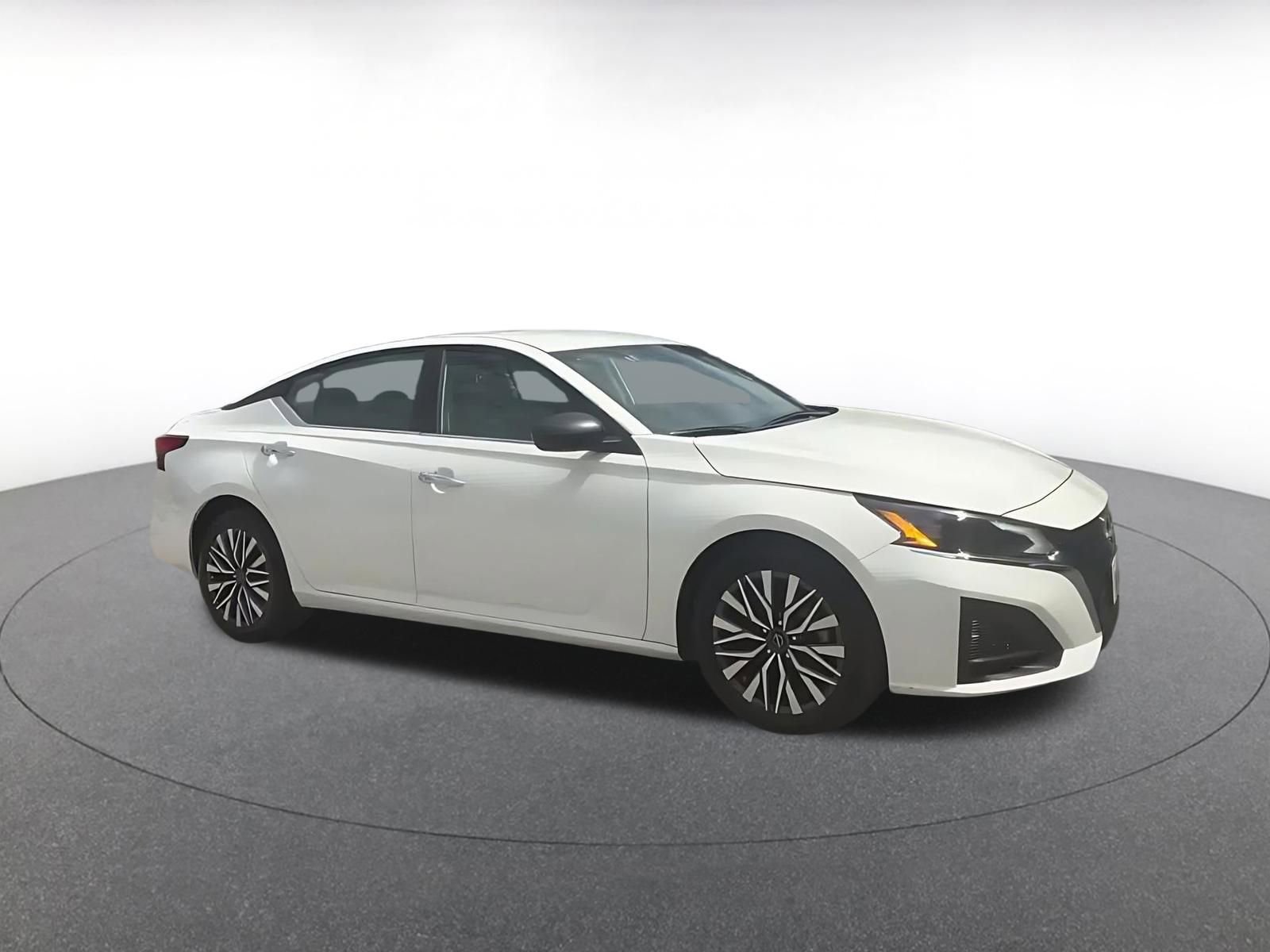 Used 2025 Nissan Altima 2.5 SV FWD image 2