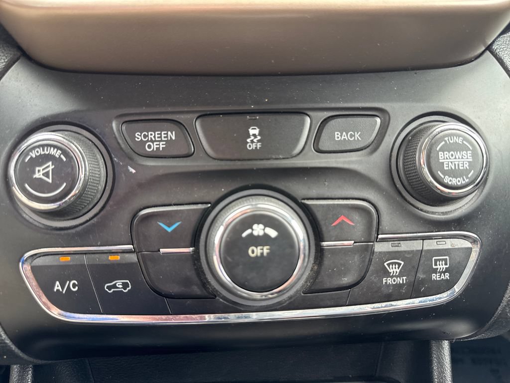 Used 2015 Jeep Cherokee Latitude w/ Cold Weather Group AWD/4WD image 26