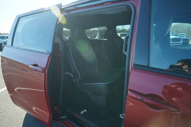 New 2026 Chrysler Pacifica Limited w/ Uconnect Theater Family Group image 21