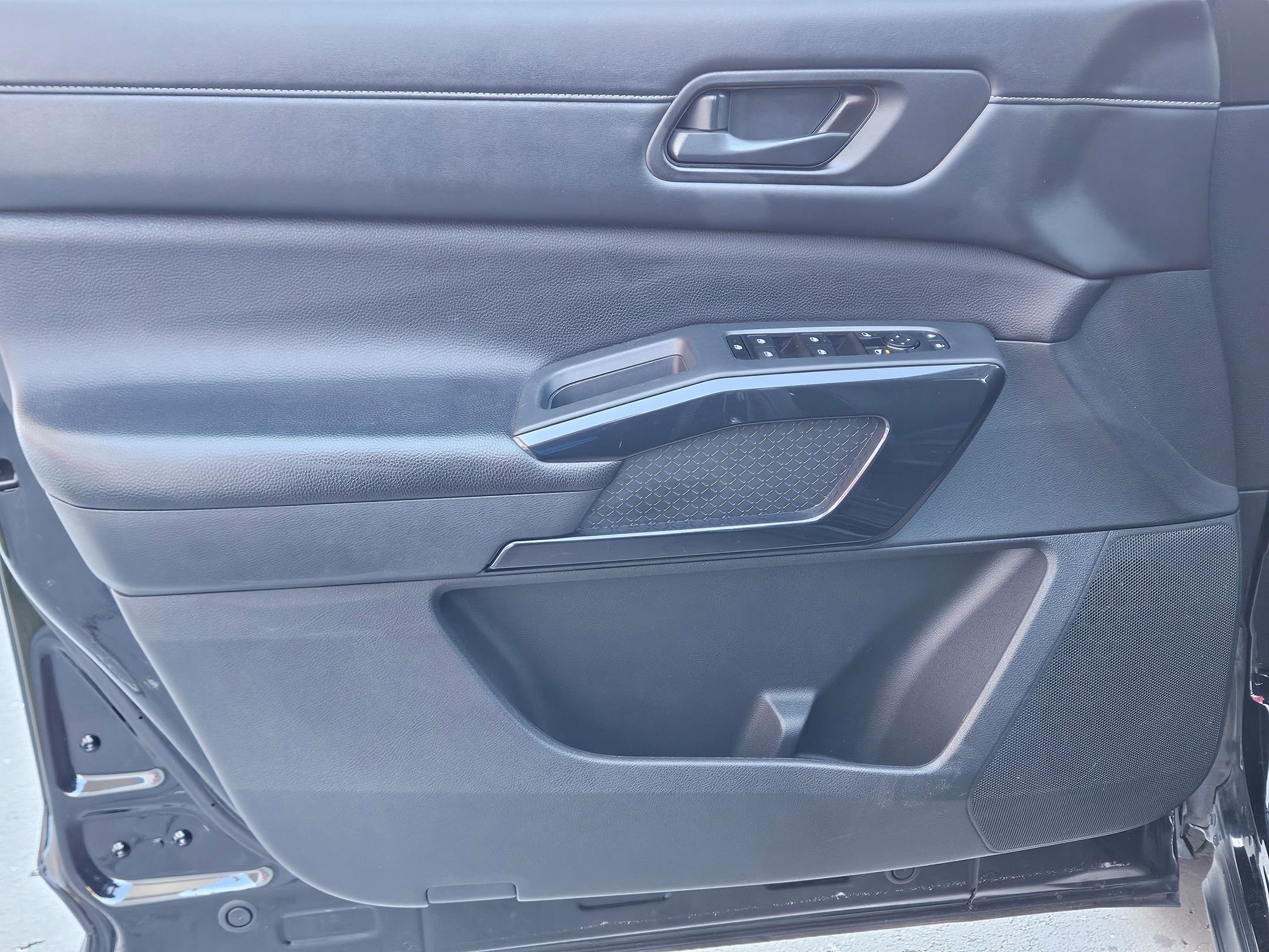 Used 2024 Nissan Pathfinder SV image 17