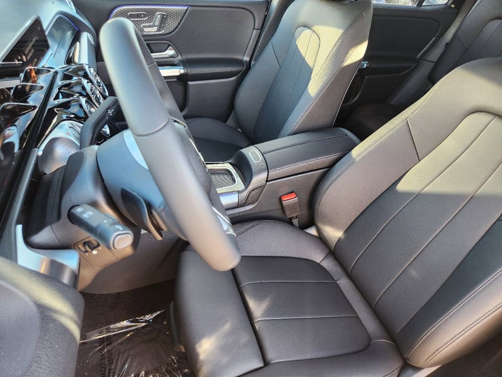 New 2025 Mercedes-Benz GLB 250 4MATIC image 10