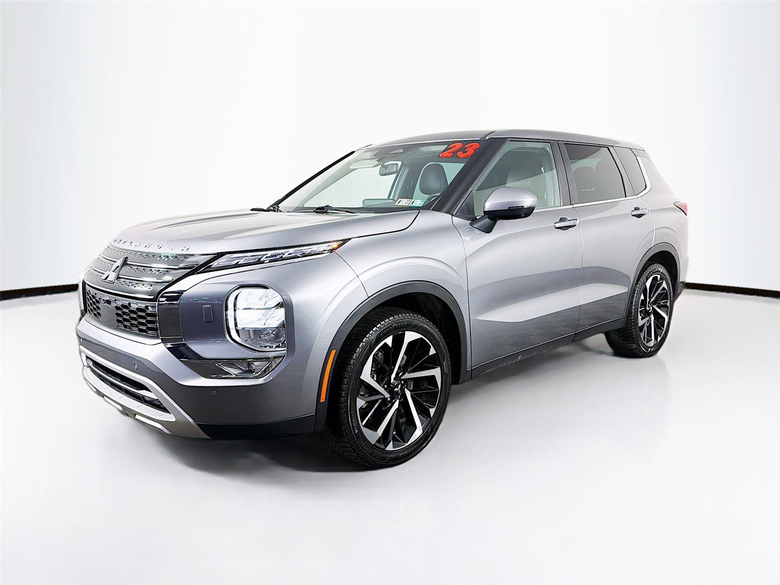 Used 2023 Mitsubishi Outlander SE image 3