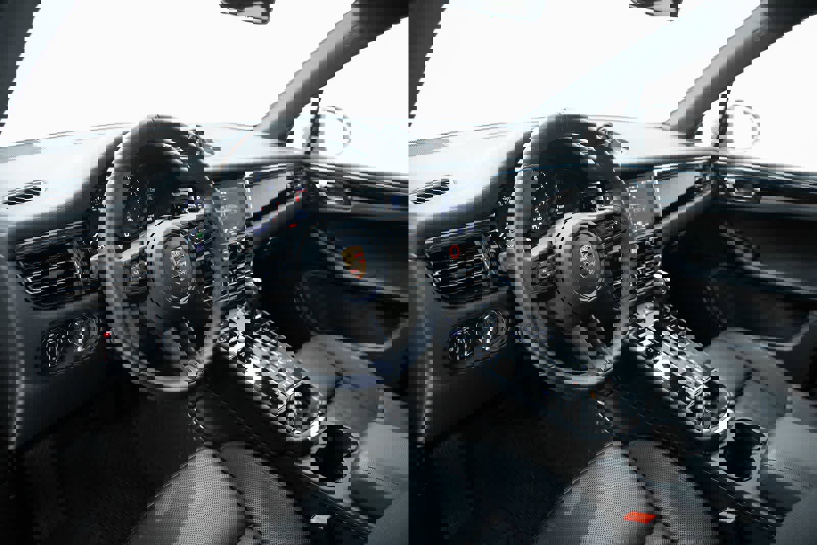 Certified 2026 Porsche Macan AWD/4WD image 4