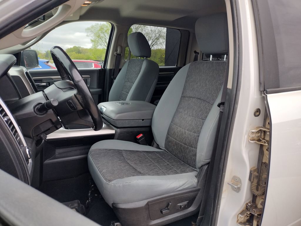 Used 2019 RAM 1500 Classic SLT w/ SLT Plus D←cor Group AWD/4WD image 2
