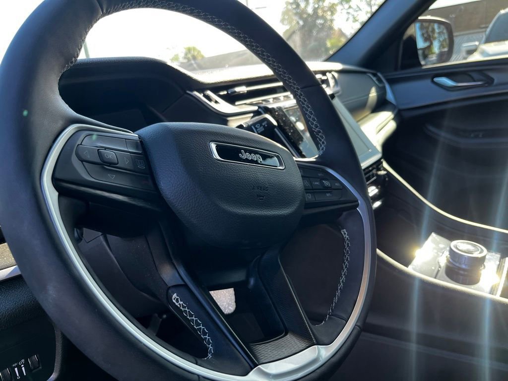 Used 2025 Jeep Grand Cherokee Laredo w/ Luxury Tech Group I image 10