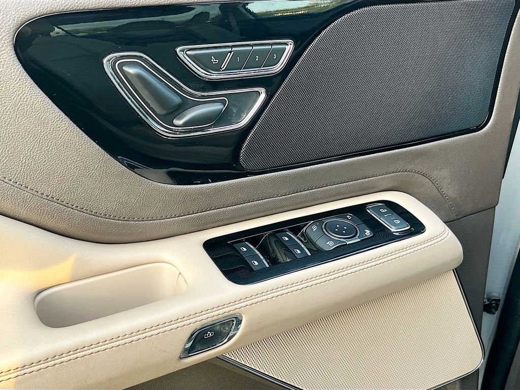 Used 2023 Lincoln Aviator AWD w/ Elements Package image 18