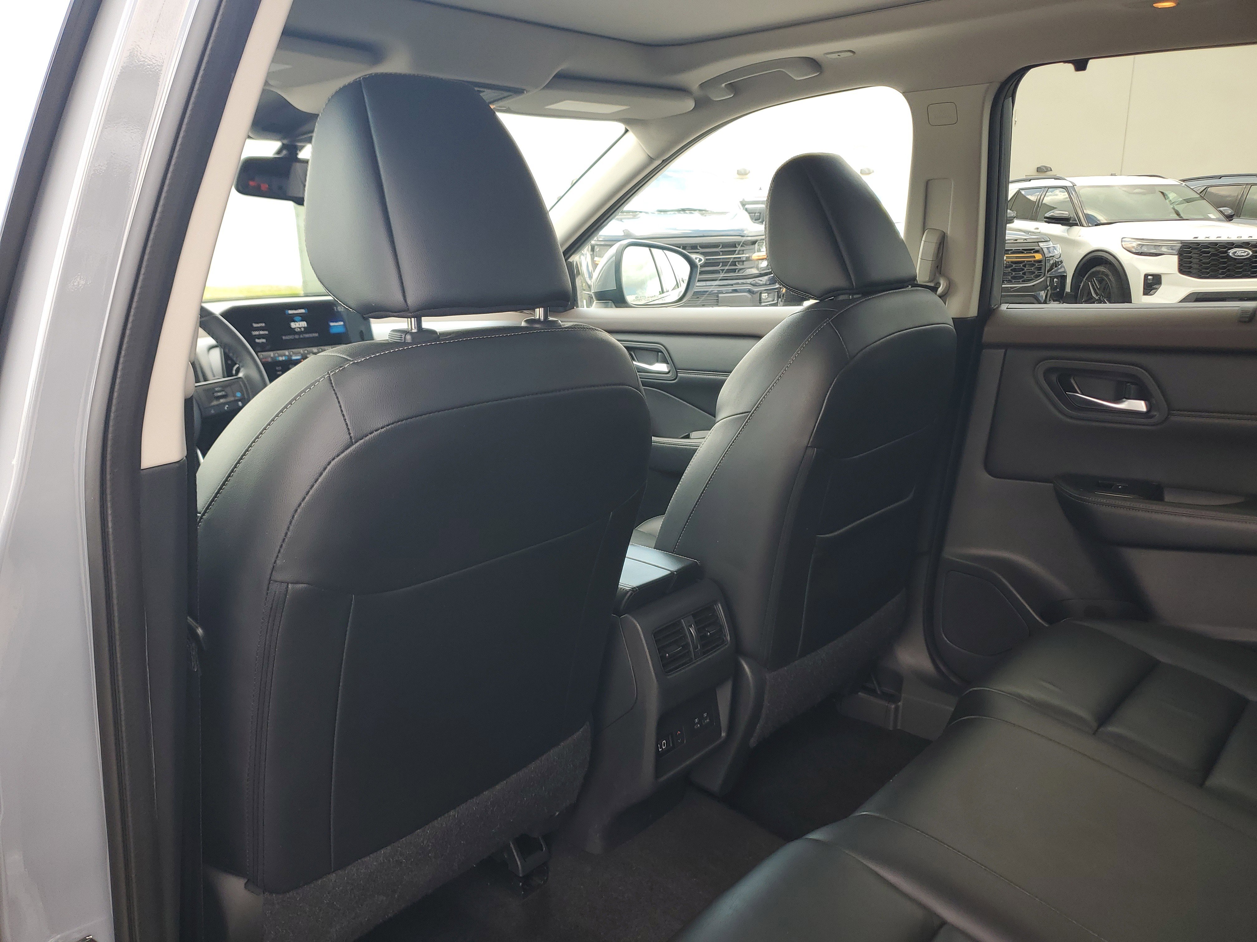 Used 2023 Nissan Rogue SL w/ SL Premium Package image 14