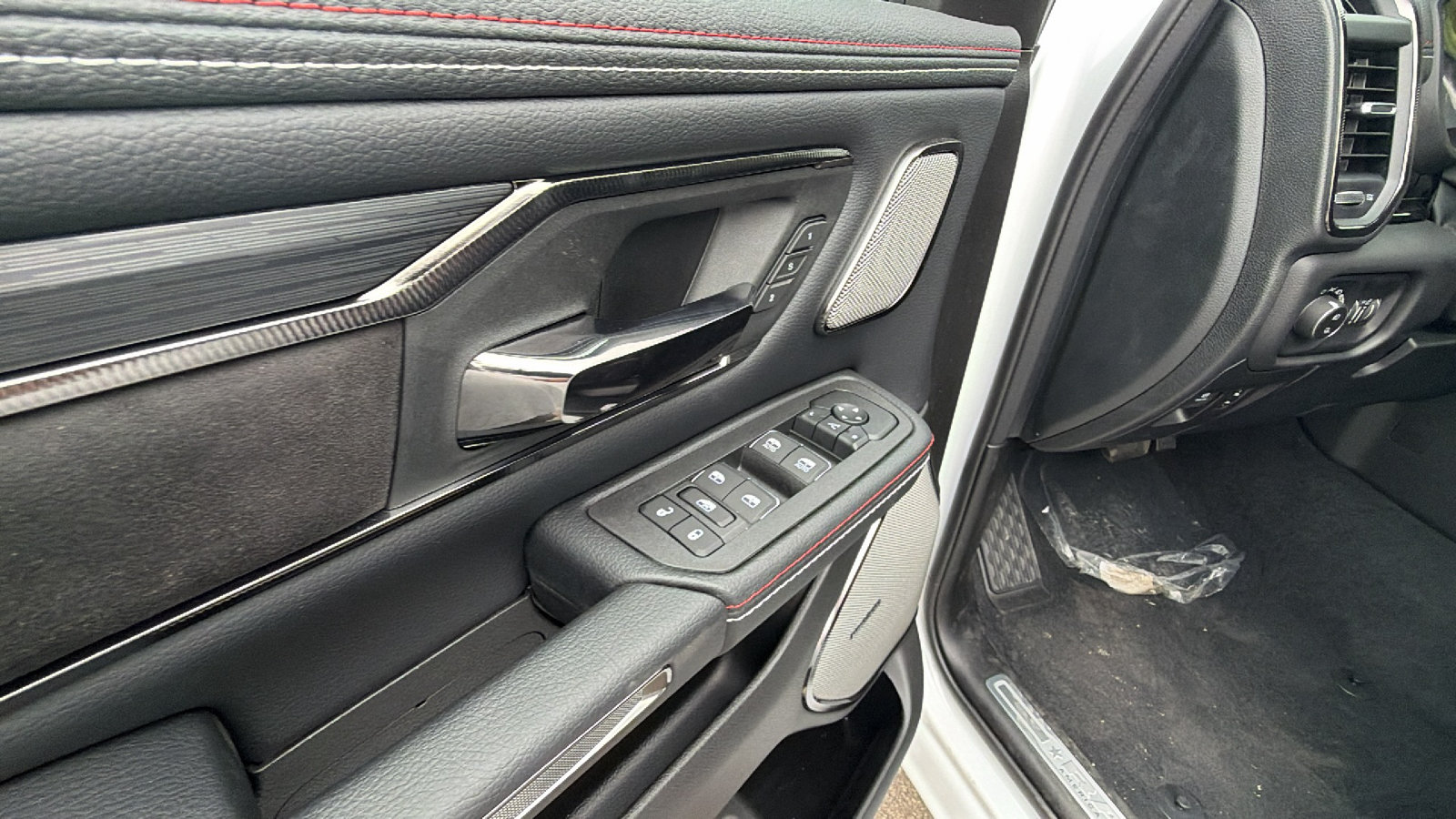 New 2026 RAM 1500 Laramie AWD/4WD image 15