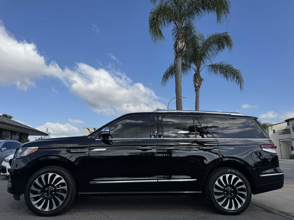 Used 2023 Lincoln Navigator Black Label image 2