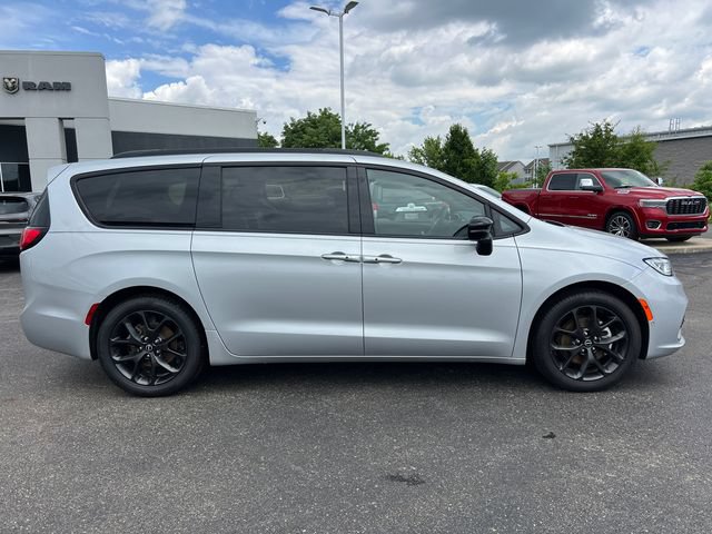 New 2026 Chrysler Pacifica Select w/ S Appearance Package FWD image 8
