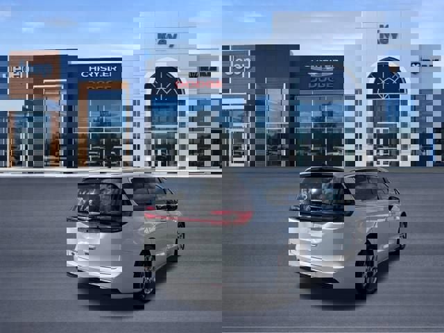 Used 2024 Chrysler Pacifica Touring-L image 5