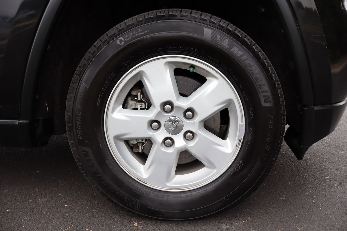 Used 2013 Jeep Grand Cherokee Laredo w/ Laredo E Group AWD/4WD image 42