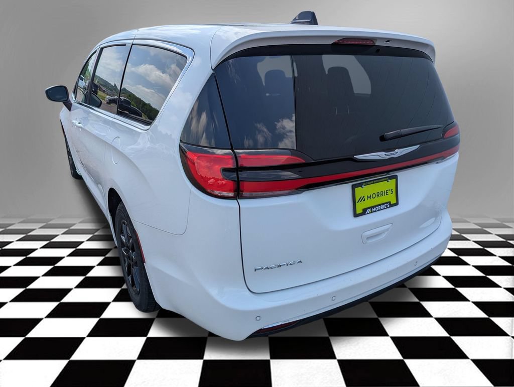 Used 2023 Chrysler Pacifica Touring-L FWD image 4