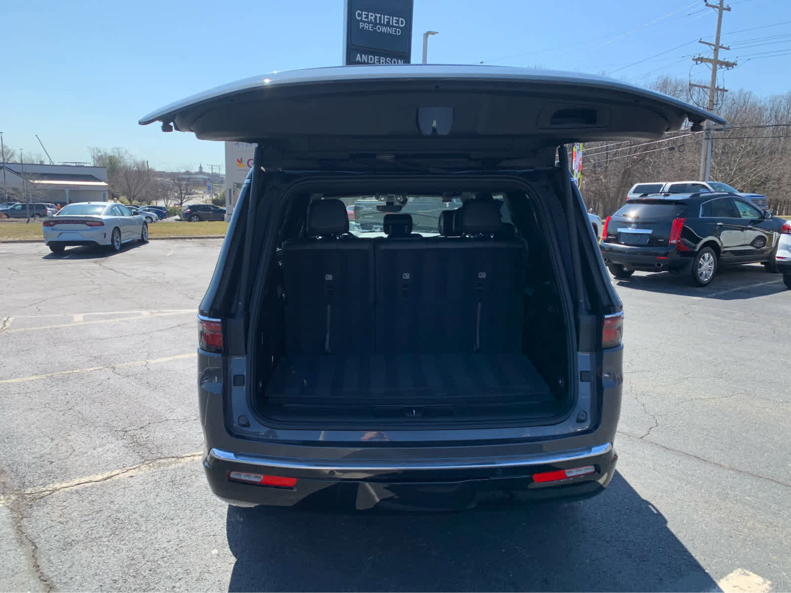 Used 2024 Jeep Wagoneer 4WD w/ Premium Group I image 5