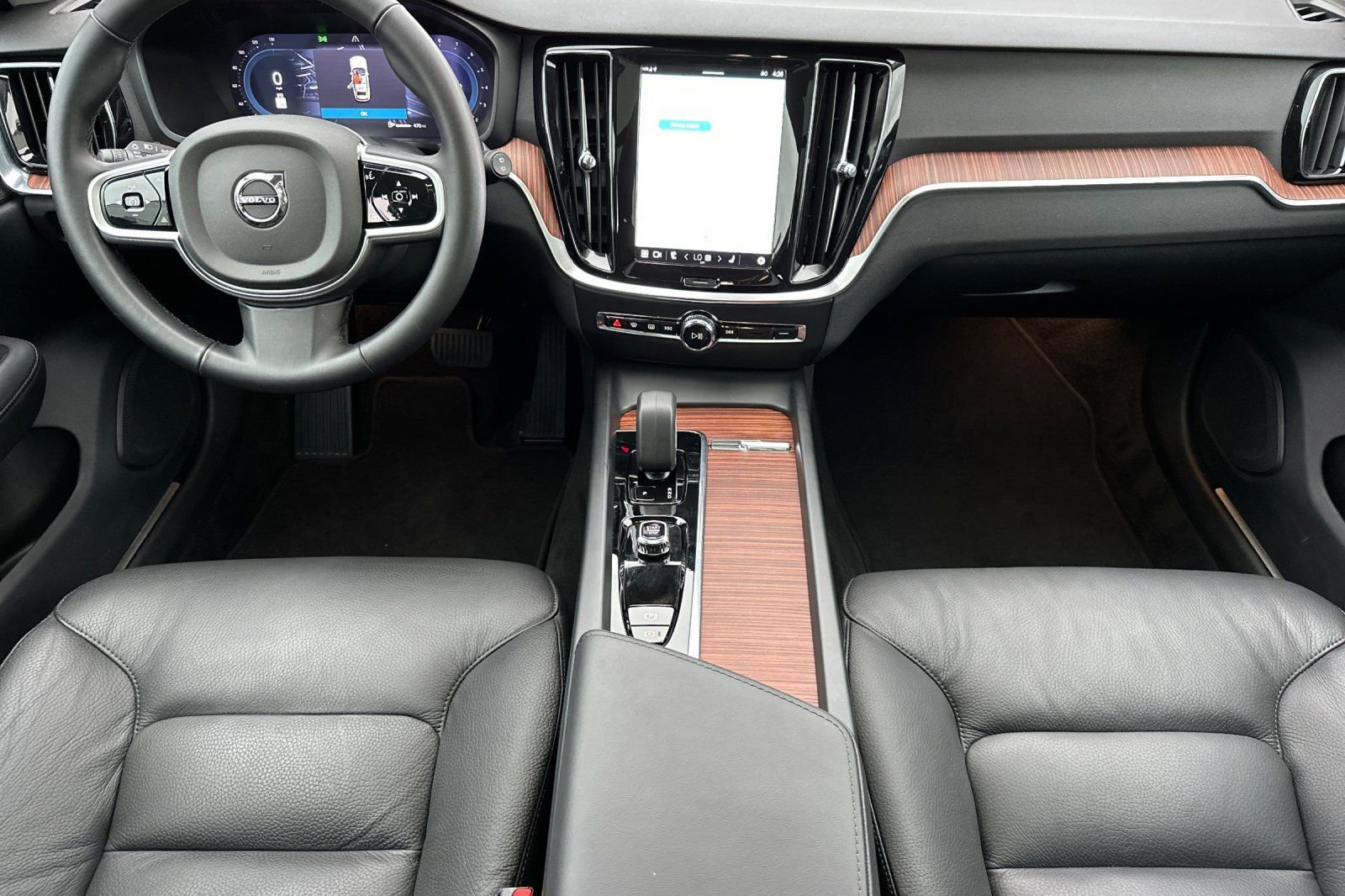 Used 2025 Volvo V60 B5 Cross Country Plus image 13