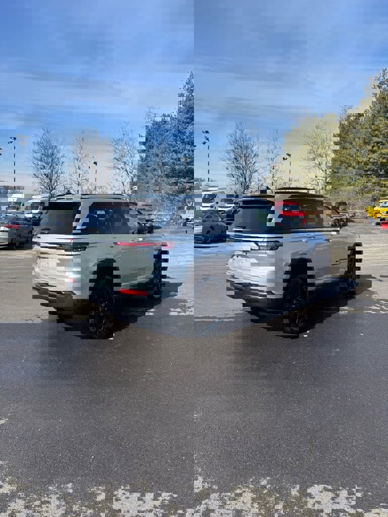 Used 2025 Jeep Grand Cherokee Altitude image 2