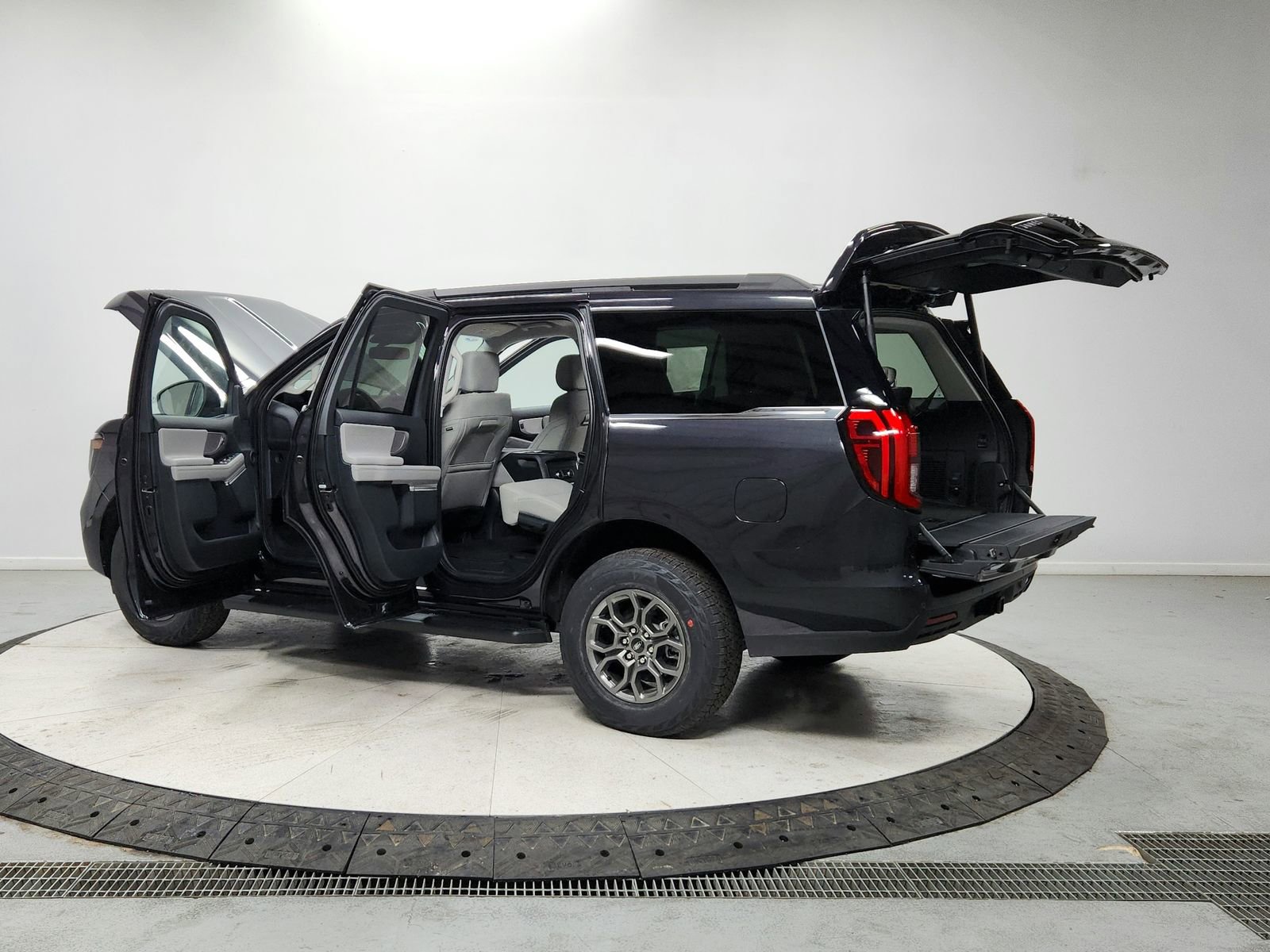 New 2026 Ford Expedition Active image 13