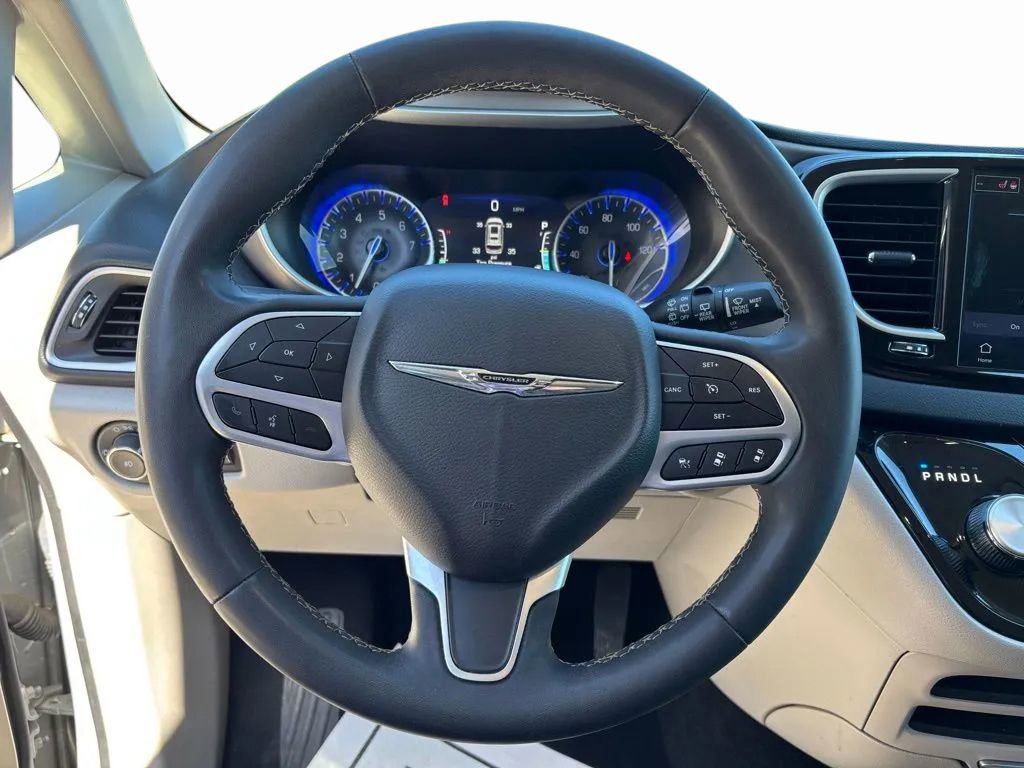 Used 2023 Chrysler Pacifica Touring-L image 28