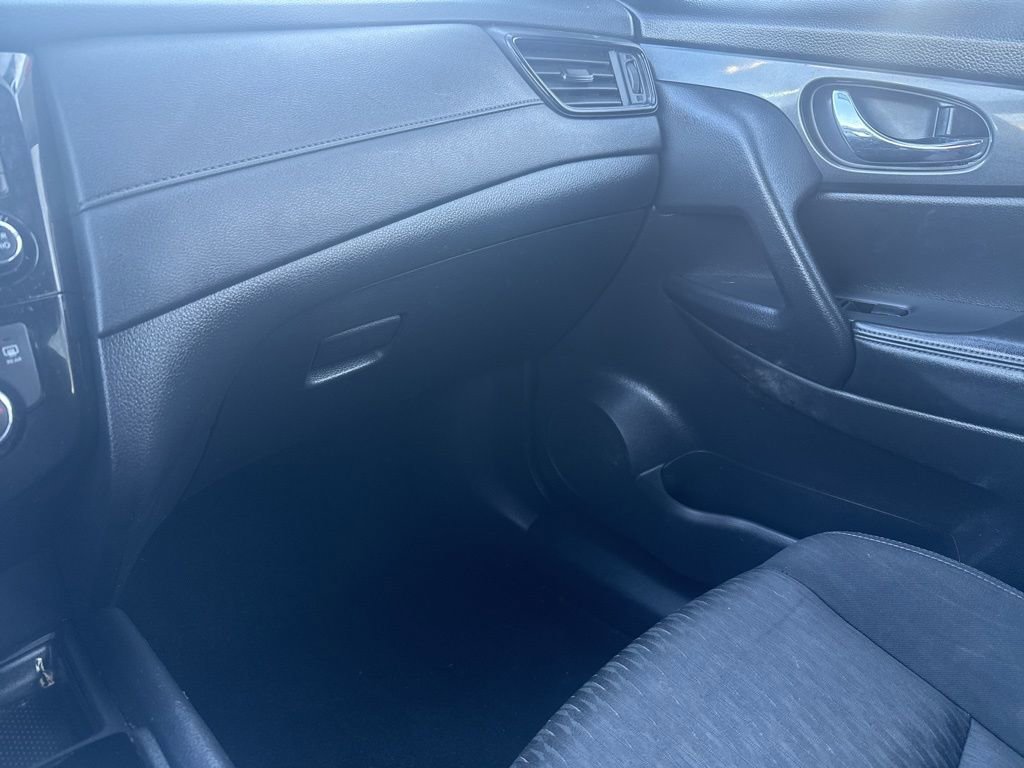 Used 2017 Nissan Rogue SV w/ SV Premium Package image 18
