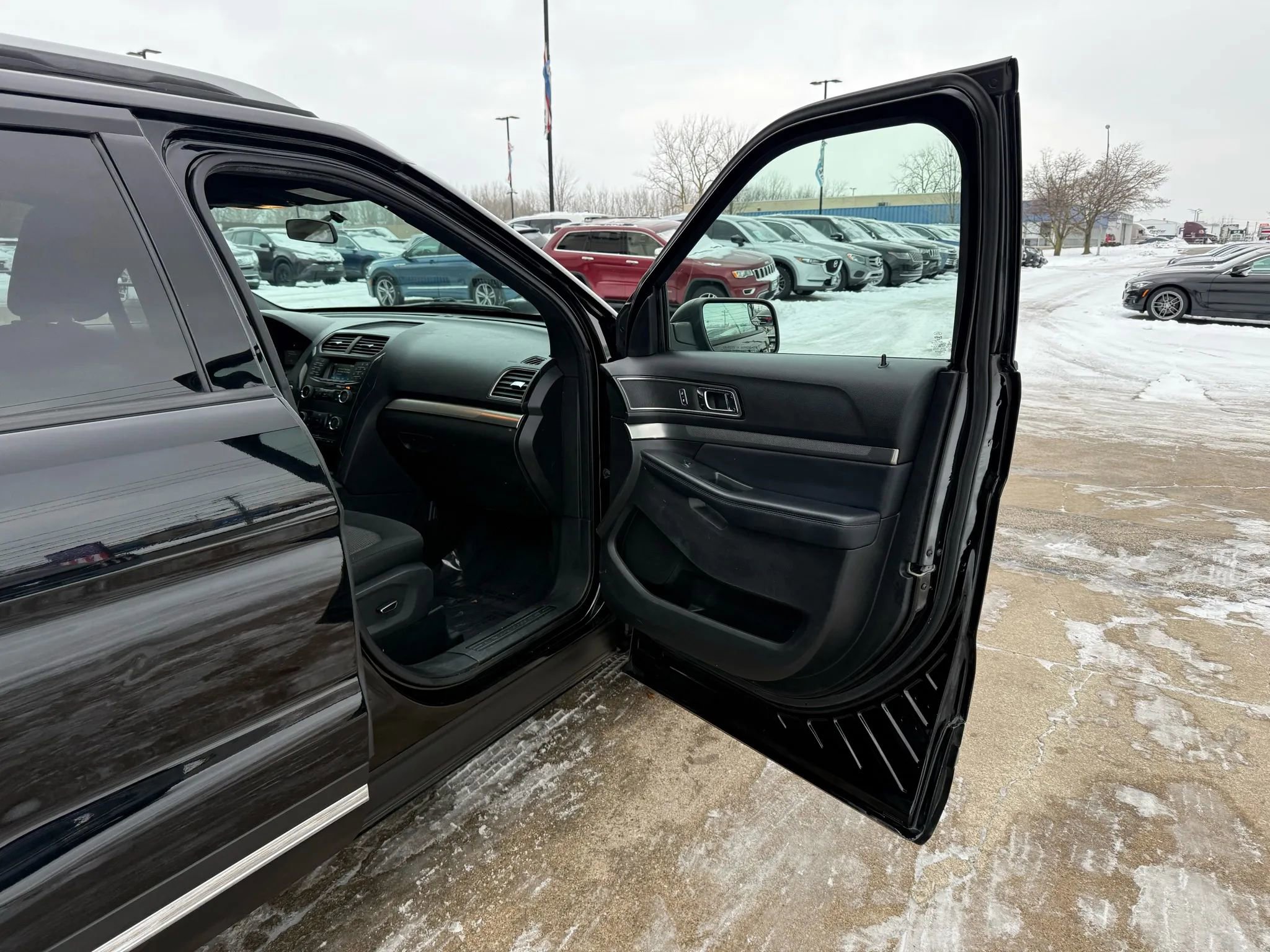 Used 2018 Ford Explorer XLT image 25