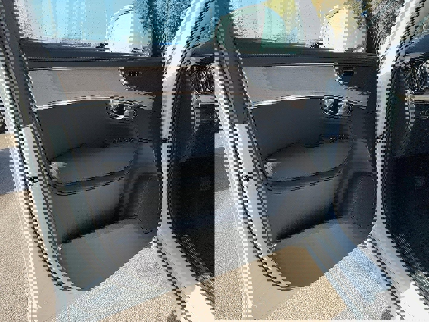 New 2025 Volvo XC90 T8 Core w/ Protection Package image 10