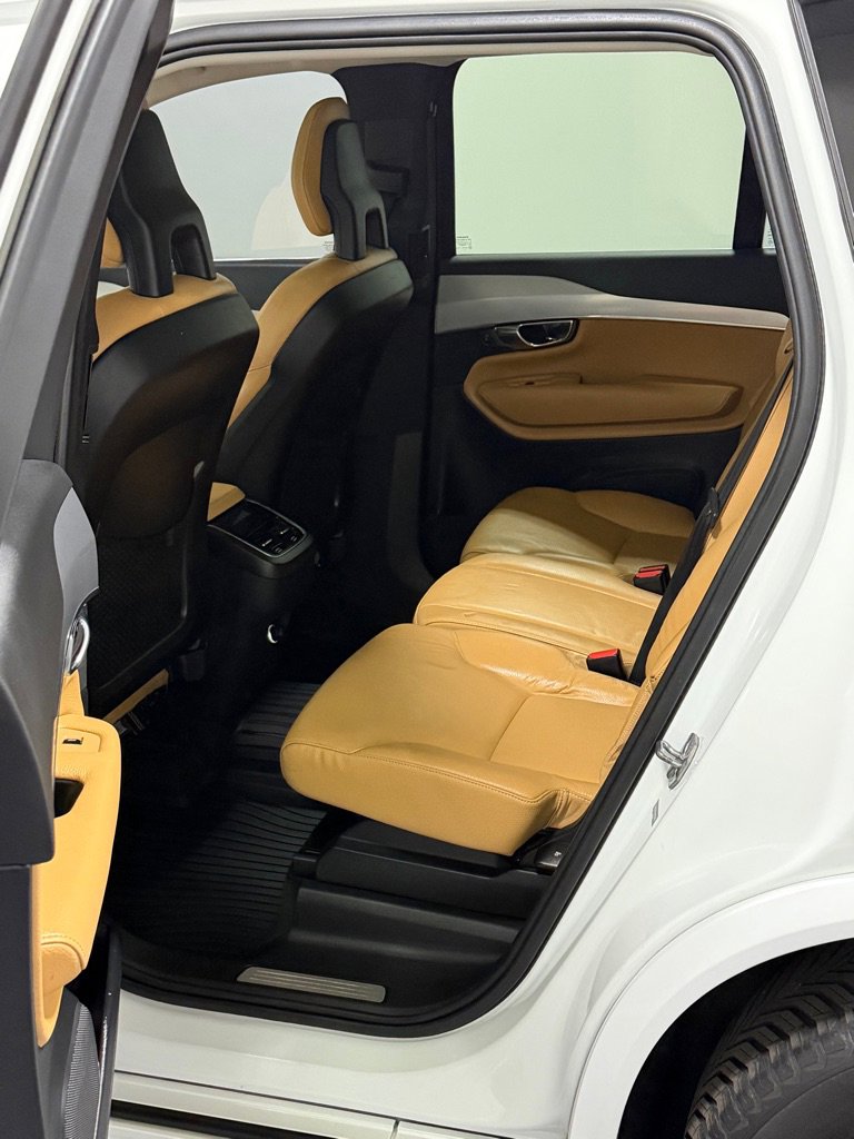 Used 2016 Volvo XC90 T6 Momentum image 9