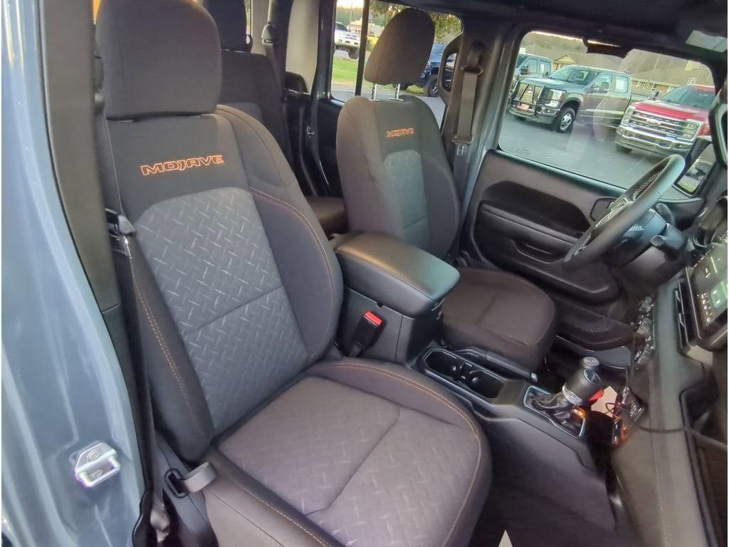 Used 2025 Jeep Gladiator Mojave w/ Steel Bumper Group image 28