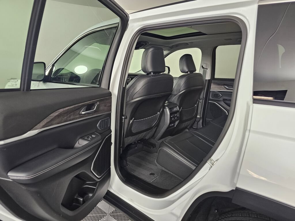 Used 2023 Jeep Grand Cherokee 4WD 4xe image 33