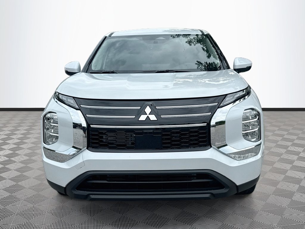New 2026 Mitsubishi Outlander ES FWD image 2