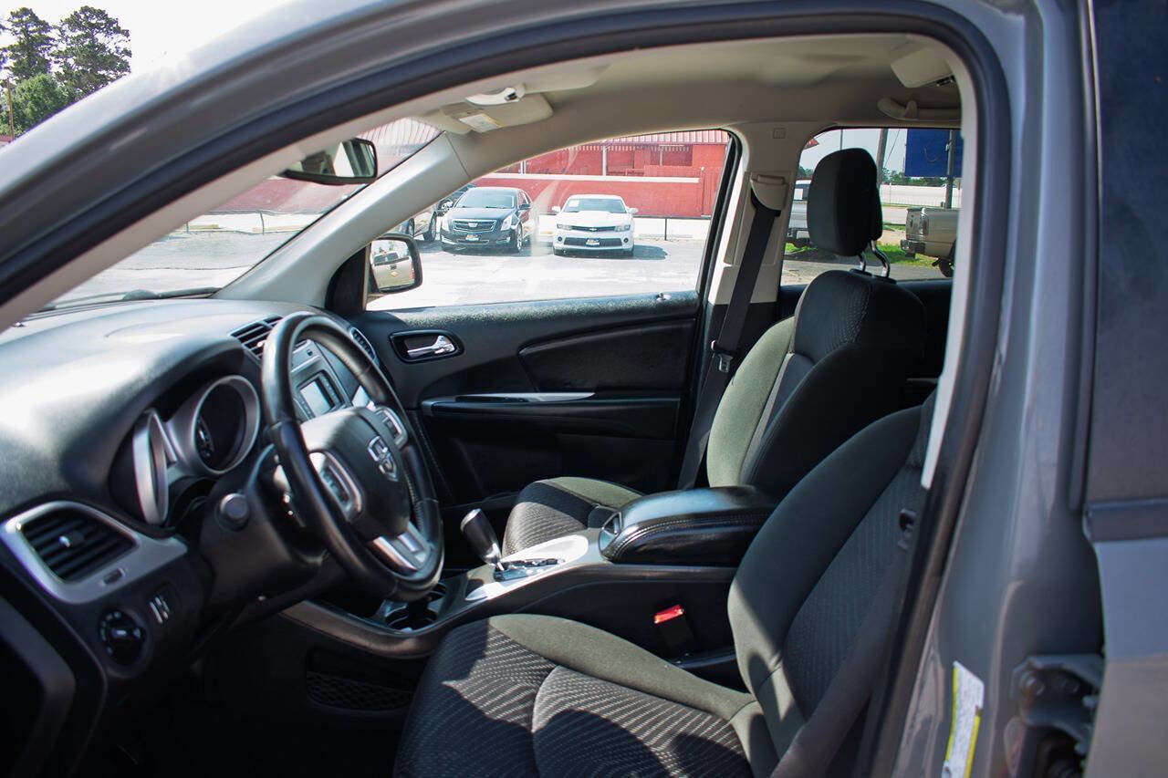 Used 2019 Dodge Journey SE w/ Connectivity Group FWD image 14