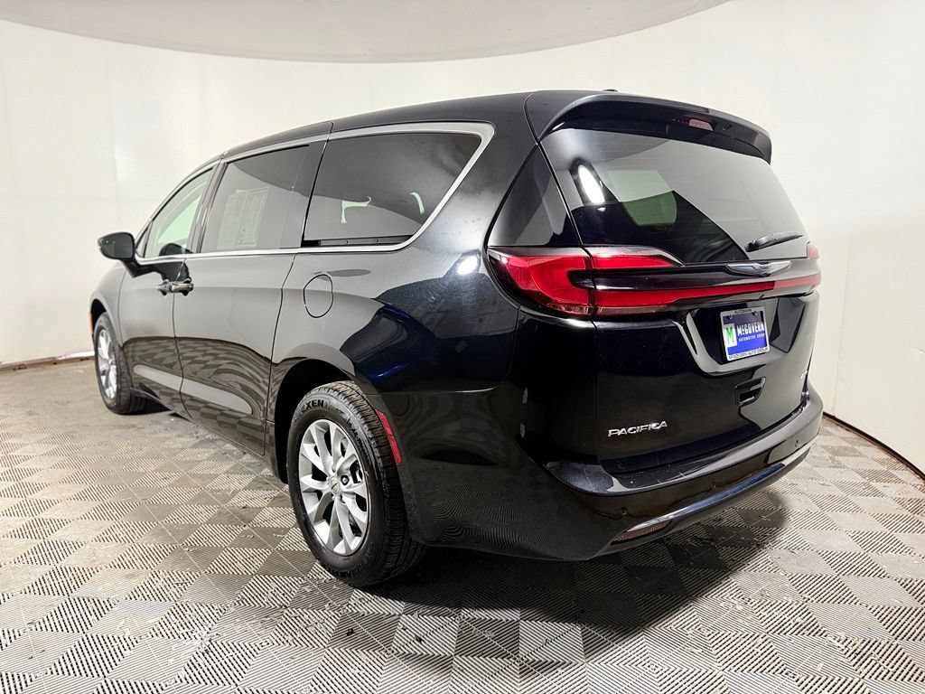 Used 2023 Chrysler Pacifica Touring-L AWD/4WD image 4