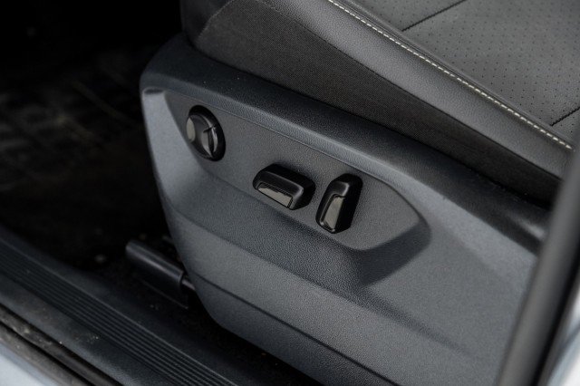 Used 2021 Volkswagen Tiguan SE R-Line image 31