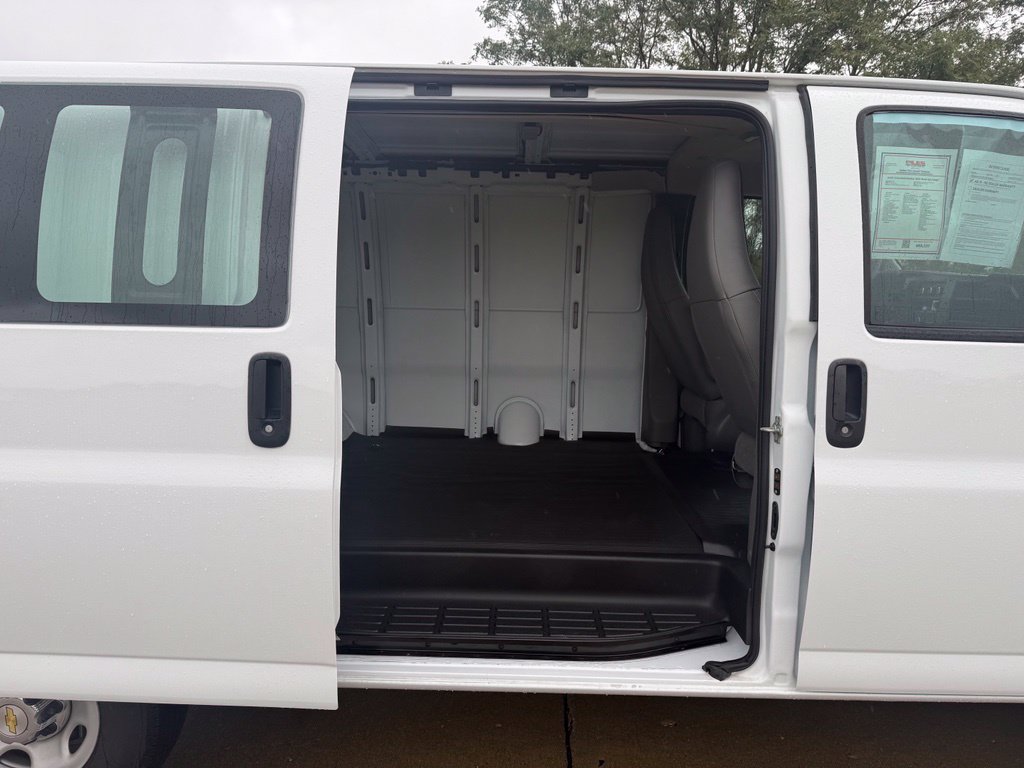 Used 2025 Chevrolet Express 2500 w/ Driver Convenience Package RWD image 12