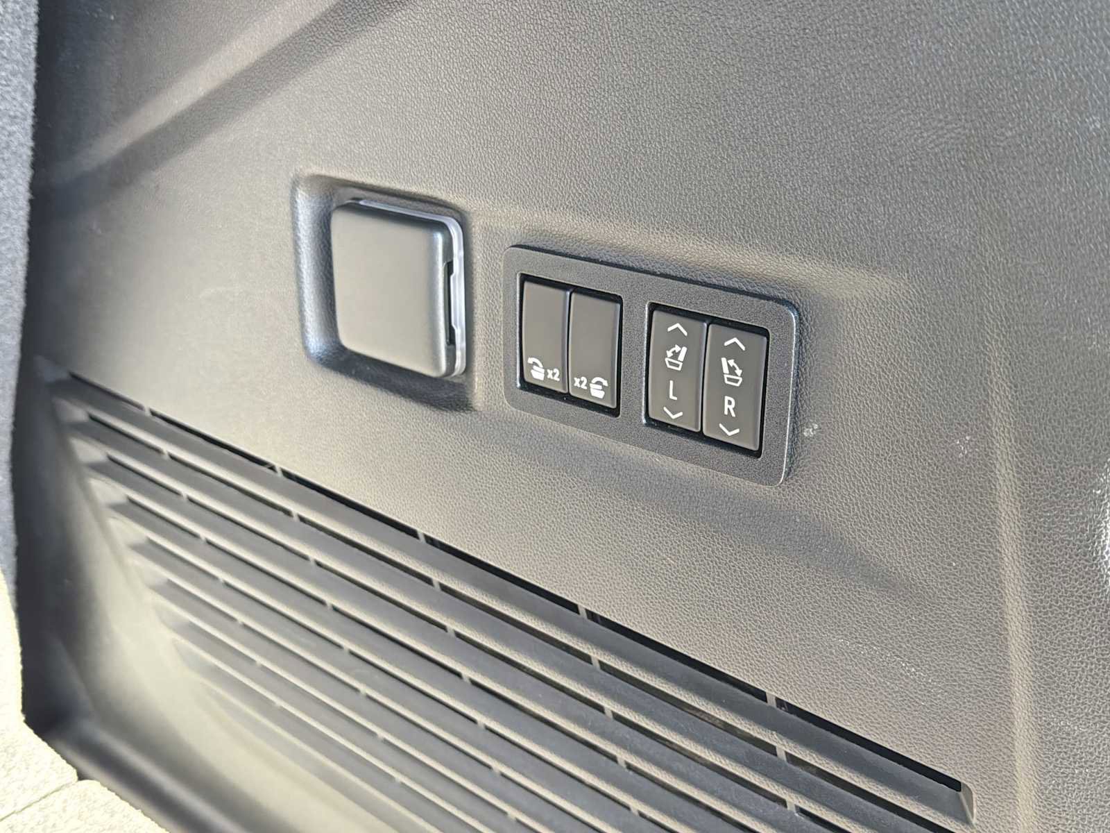 Used 2021 GMC Yukon Denali w/ Denali Premium Package image 32