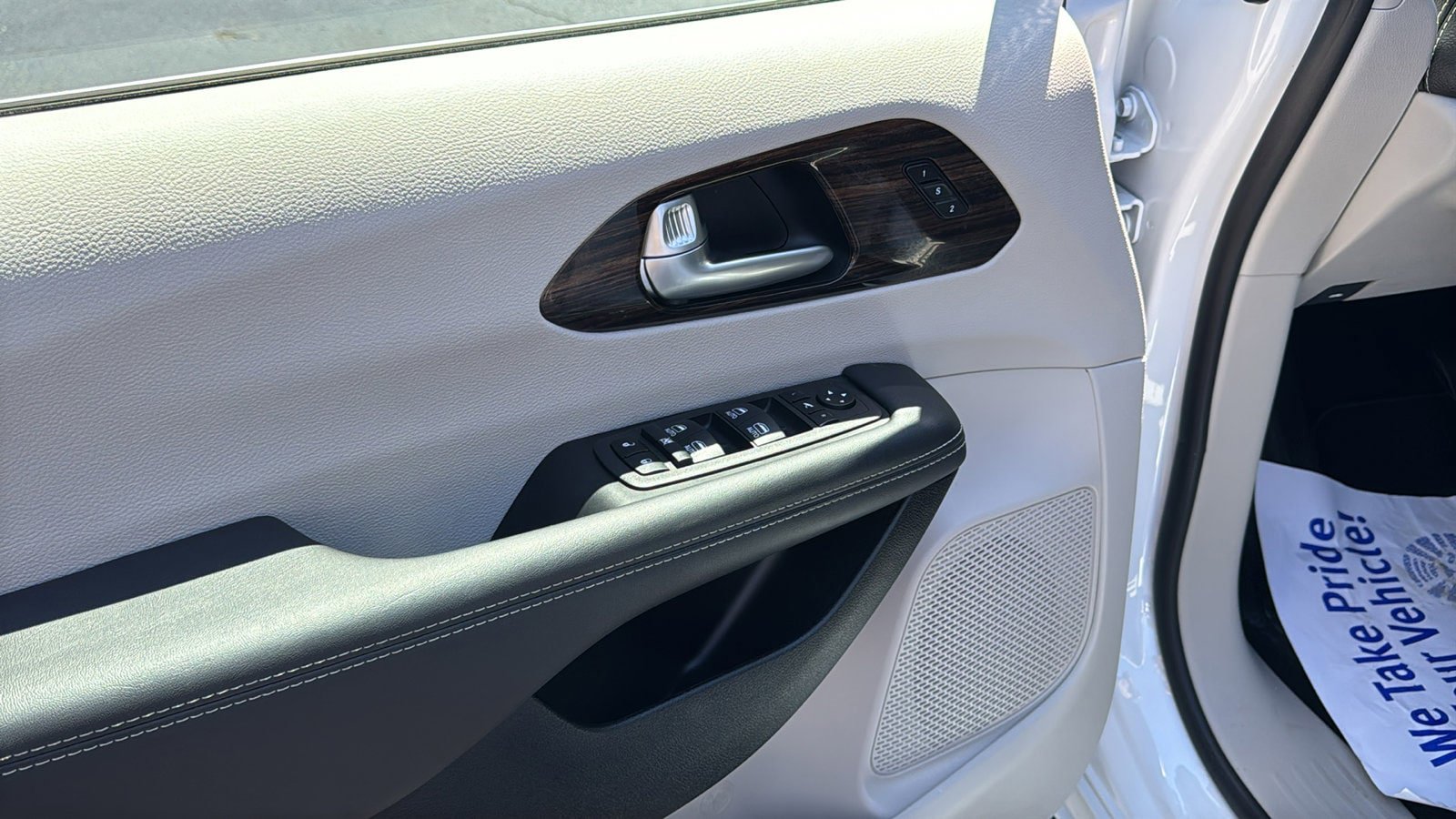 Certified 2024 Chrysler Pacifica Limited FWD image 17