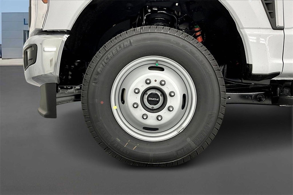New 2026 Ford F350 4x4 Crew Cab DRW Super Duty image 13