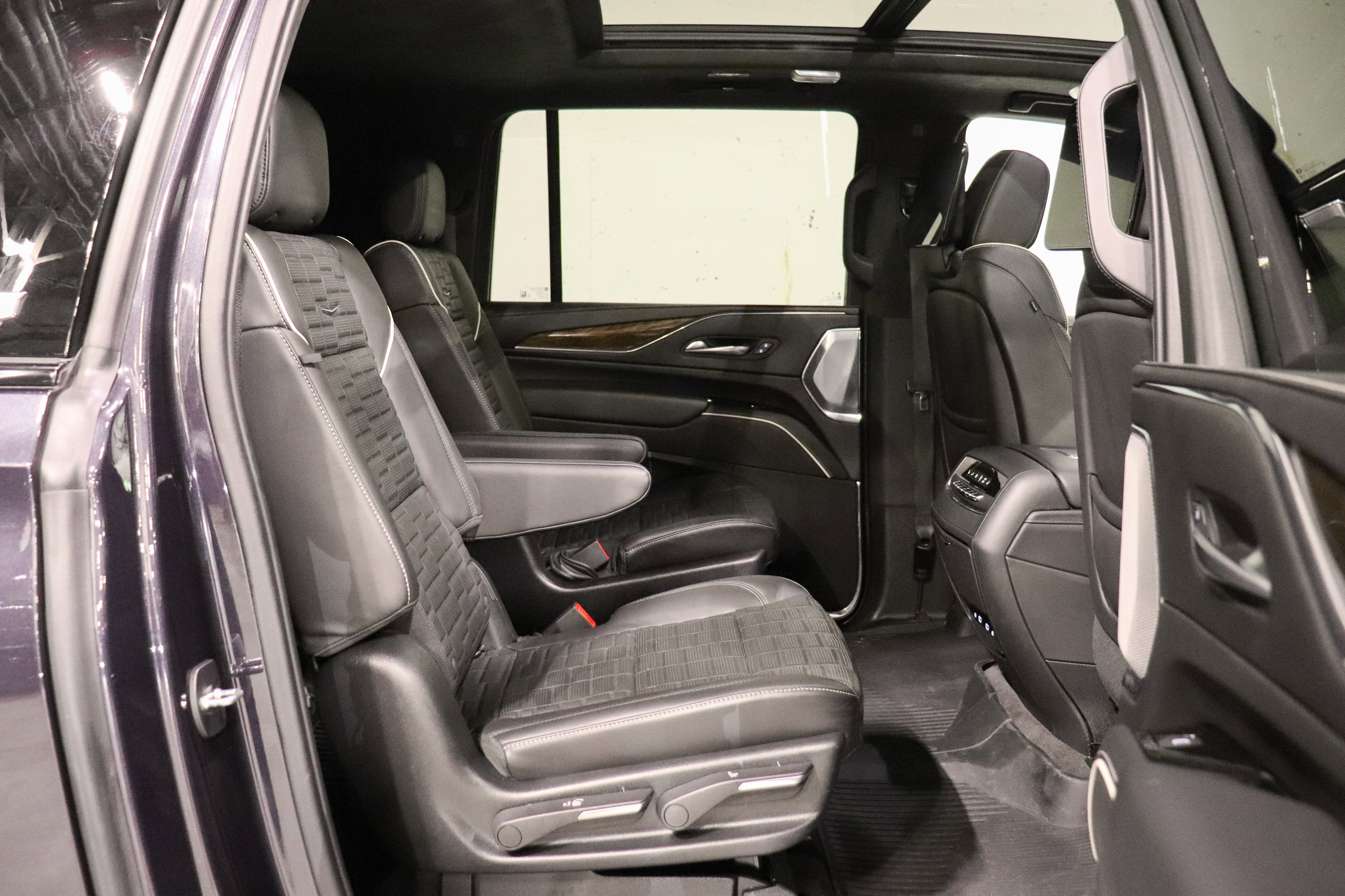 Used 2023 Cadillac Escalade ESV Sport Platinum w/ LPO, ONYX Package AWD/4WD image 22