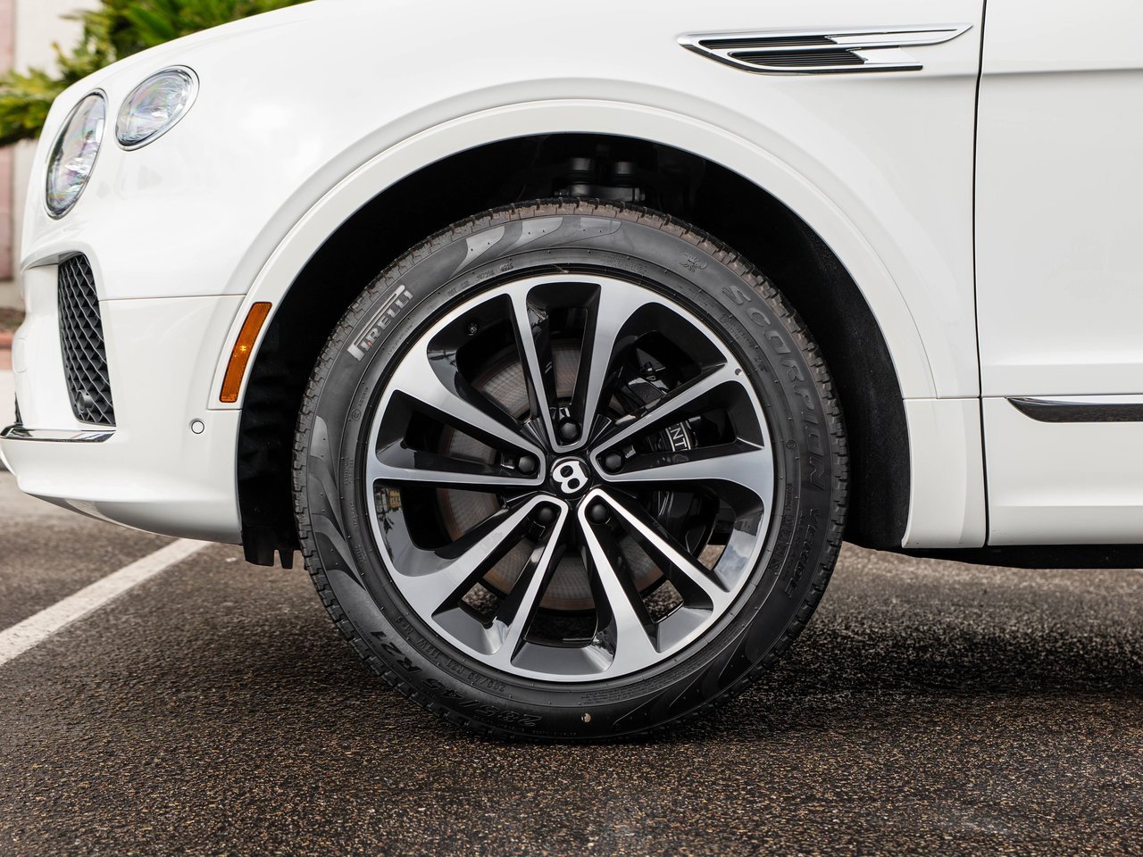 Used 2025 Bentley Bentayga V8 image 6