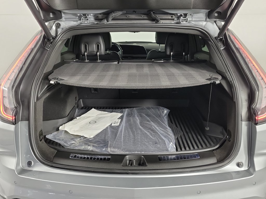 Used 2024 Cadillac XT4 Sport w/ Technology Package FWD image 9