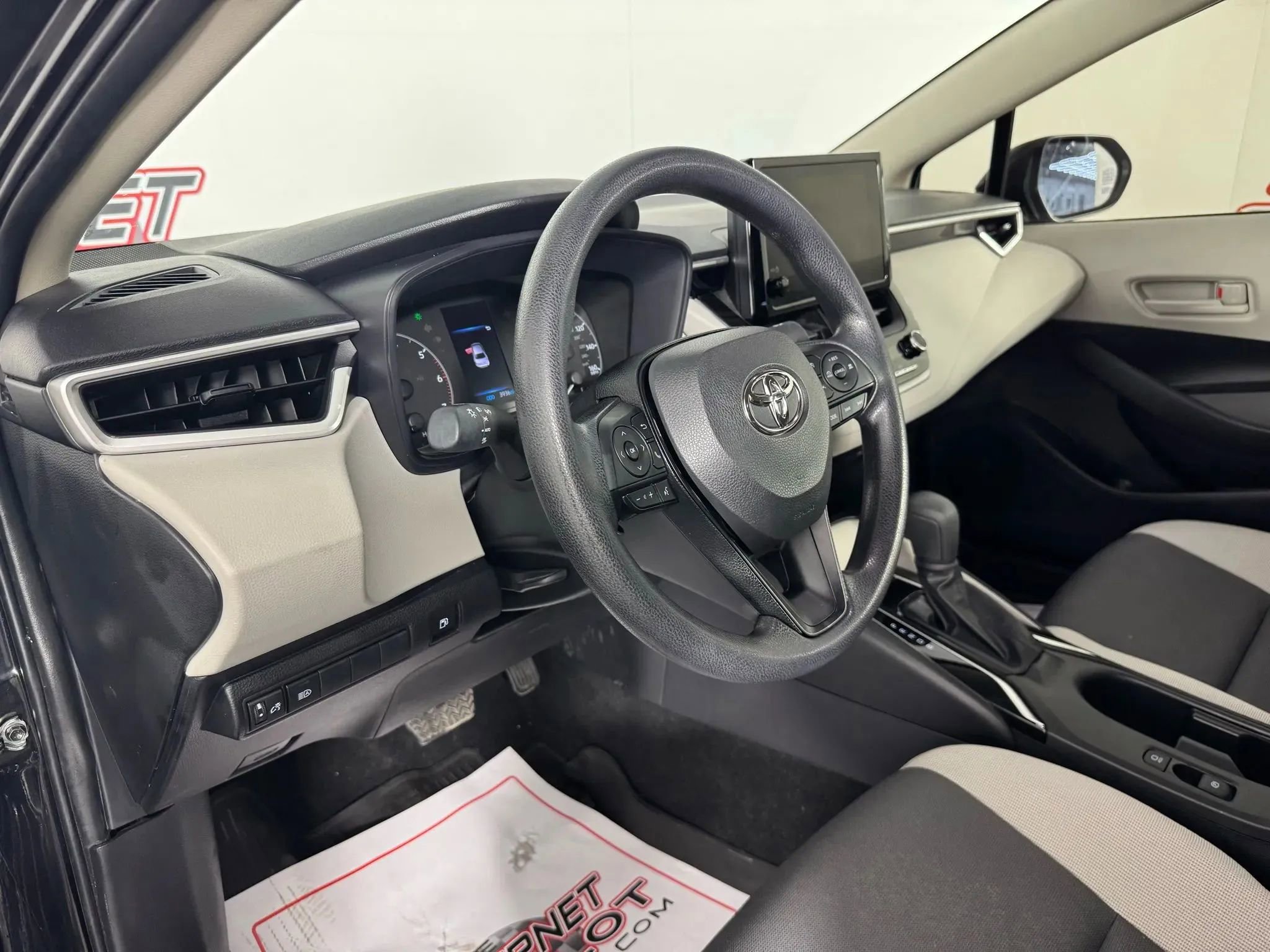 Used 2025 Toyota Corolla LE FWD image 10
