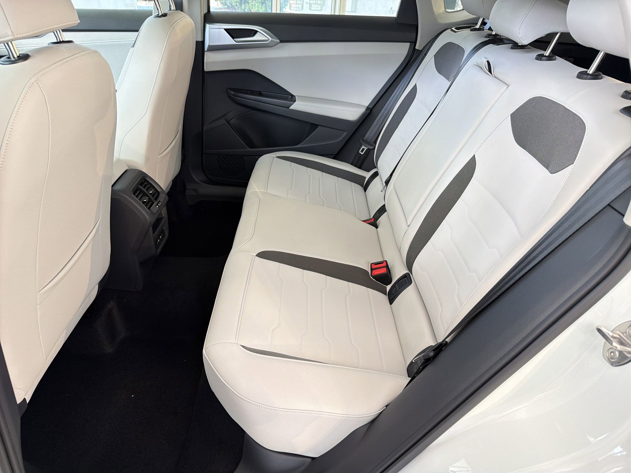 New 2026 Volkswagen Taos SE FWD image 15