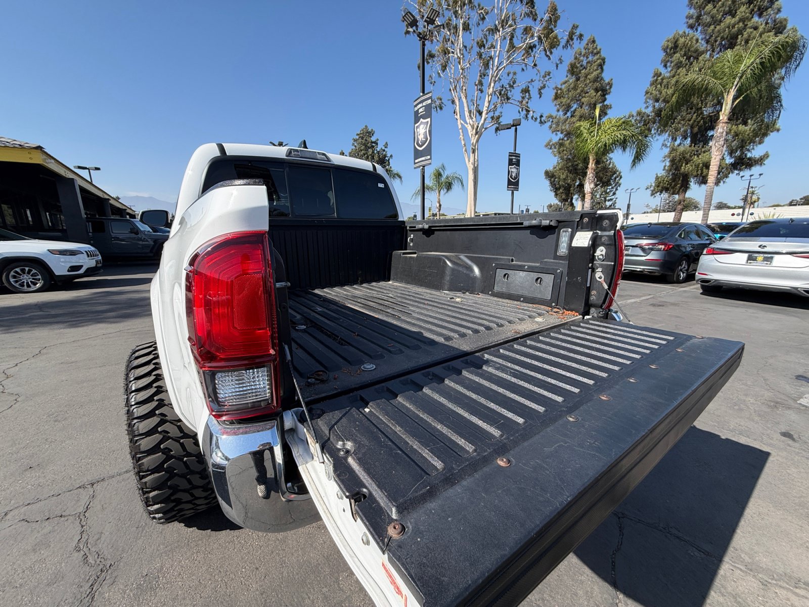 Used 2021 Toyota Tacoma SR5 w/ SR5 Appearance Package (SM) RWD image 23