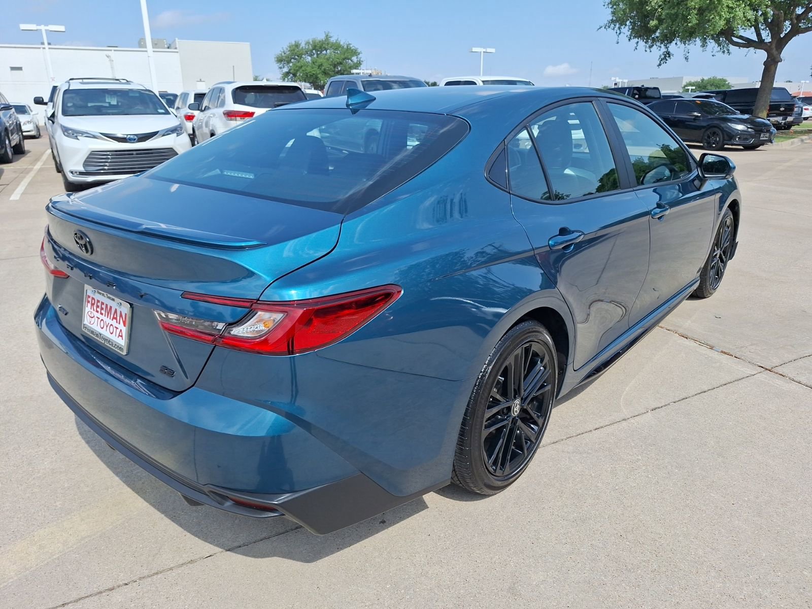 Used 2025 Toyota Camry SE w/ Convenience Package FWD image 6