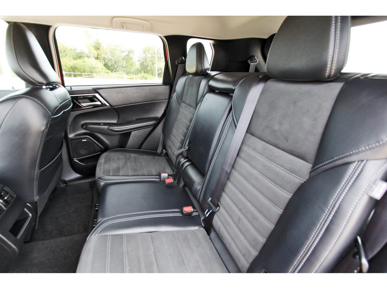 Used 2025 Mitsubishi Outlander SE FWD image 31