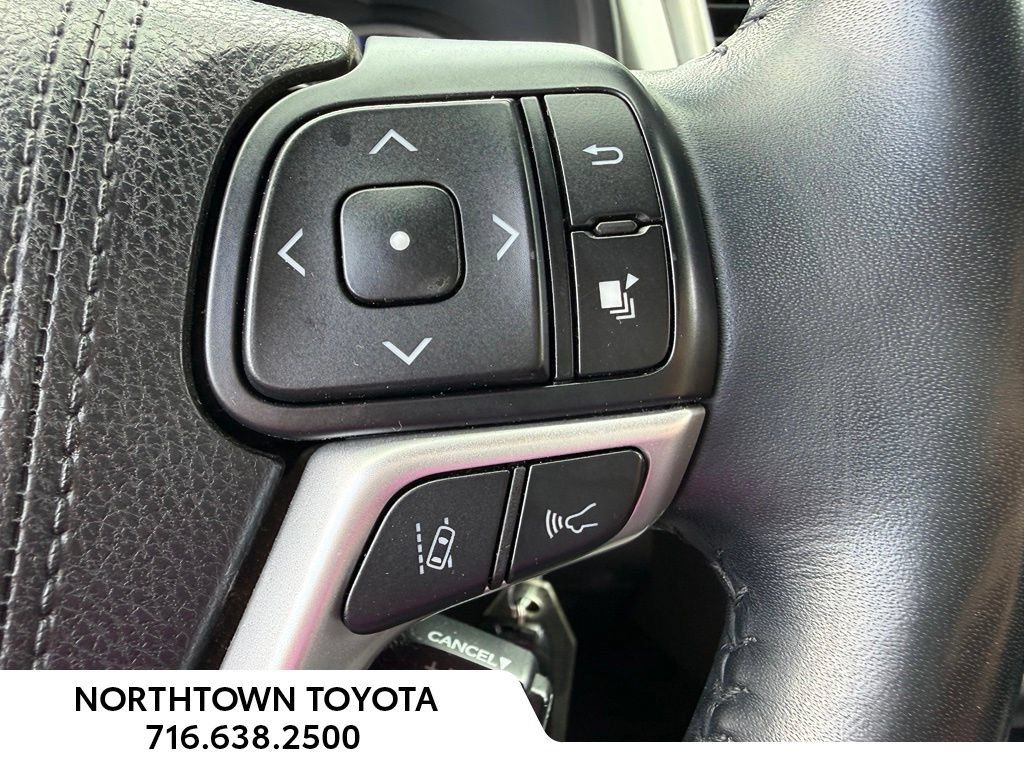 Used 2018 Toyota Highlander Plus AWD/4WD image 19