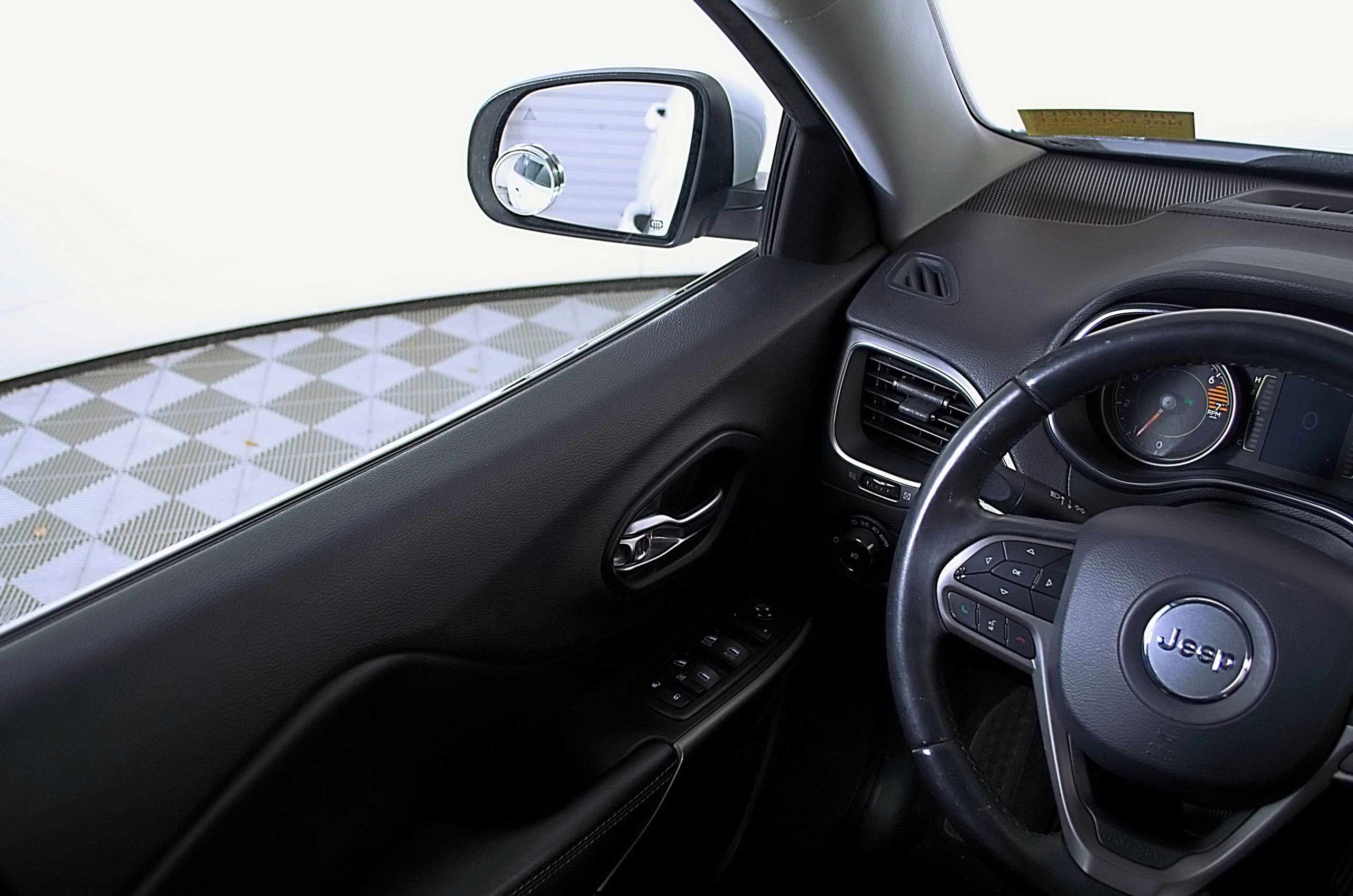 Used 2019 Jeep Cherokee Latitude Plus image 19