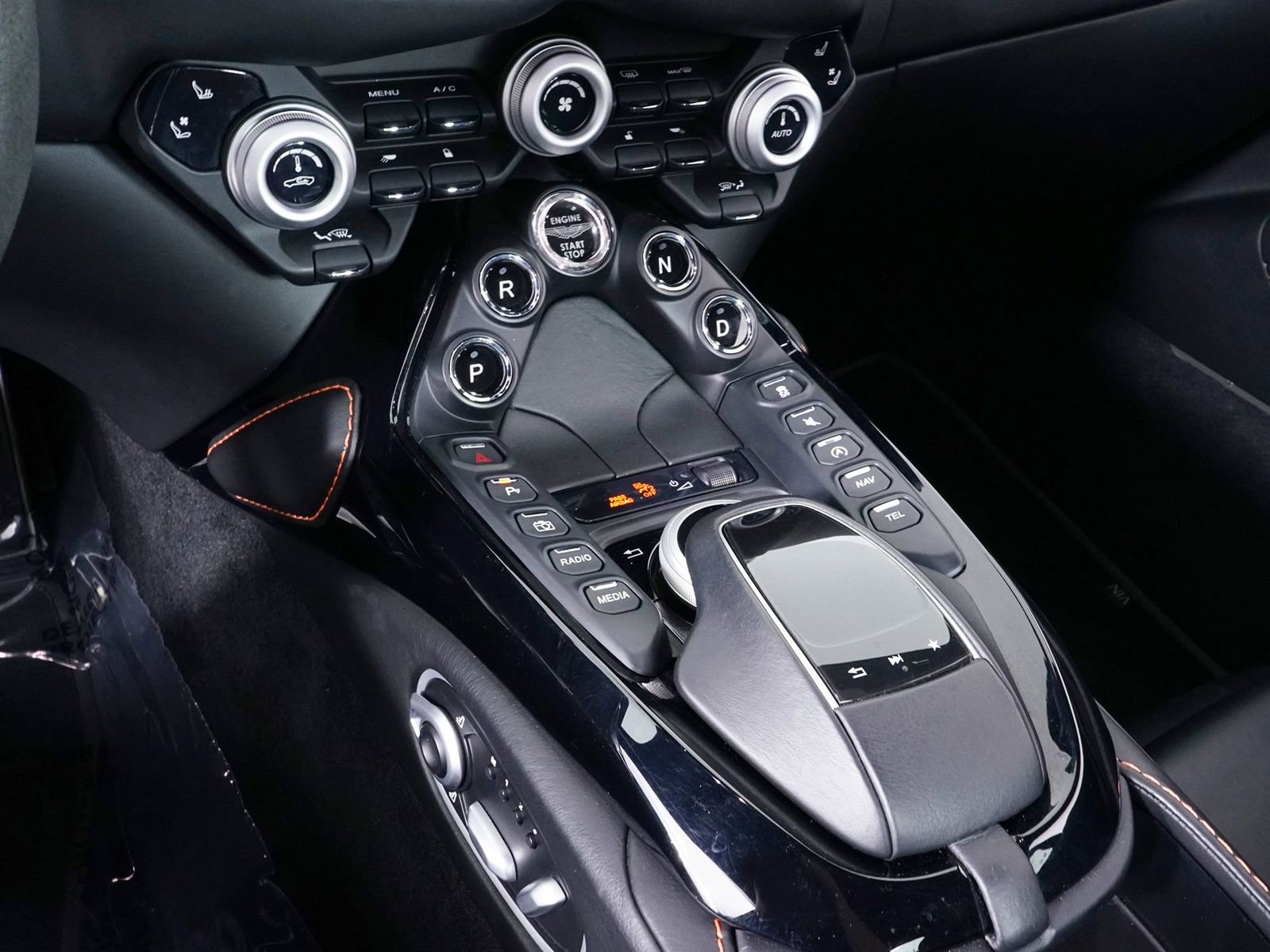 Used 2020 Aston Martin V8 Vantage Coupe image 28