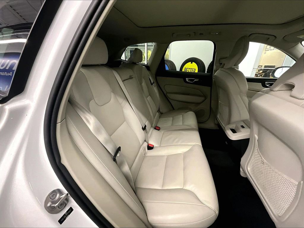 Used 2024 Volvo XC60 B5 Plus image 16