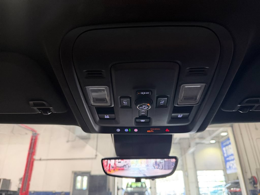Used 2025 Chevrolet Suburban High Country AWD/4WD image 27